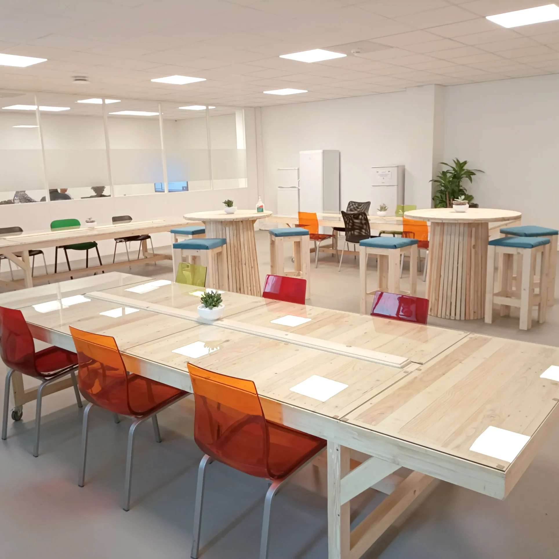 Grande table de réunion en bois de palettes